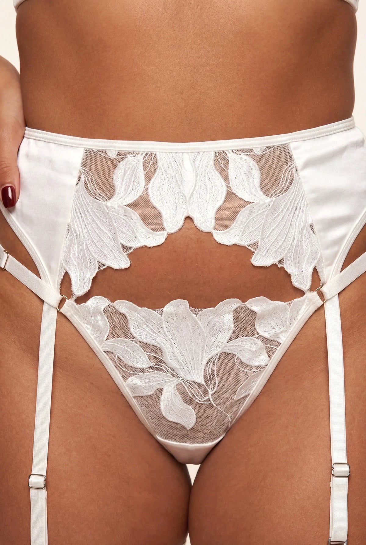 Firedelt lingerisæt - PEARL - NAKED Underwear - Kreativ positur forfra synlig